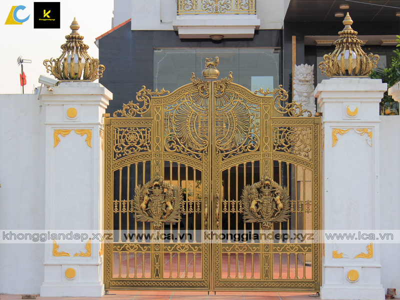 Mẫu cổng biệt thự đẹp cổng nhôm đúc Cần Thơ có kiến trúc hoàng gia cung điện Buckingham