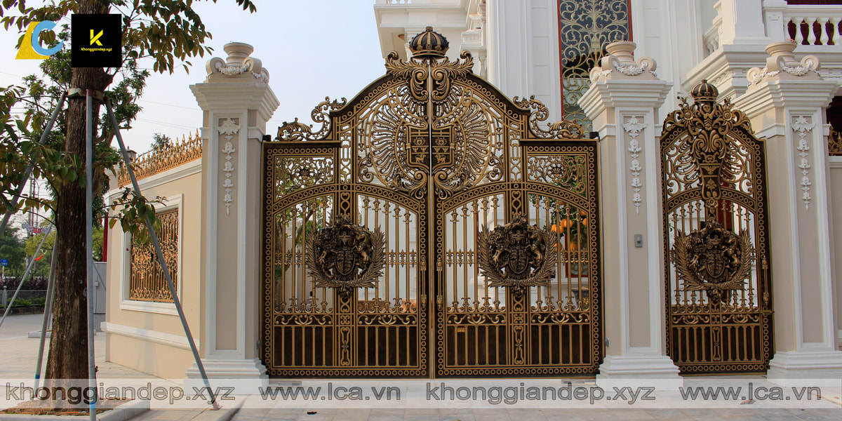 Mẫu cổng biệt thự đẹp cổng nhôm đúc Cần Thơ có kién trúc hoàng gia Buckingham kết hợp với trụ đèn cùng hàng rào nhôm đúc
