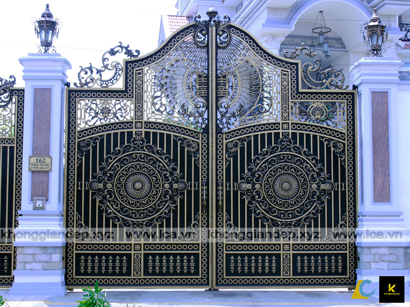 Mẫu cổng nhôm đúc biệt thự đẹp có thiết kế ấn tượng tỉ mỉ từng đường nét hoạ tiết hoa văn trang nhã