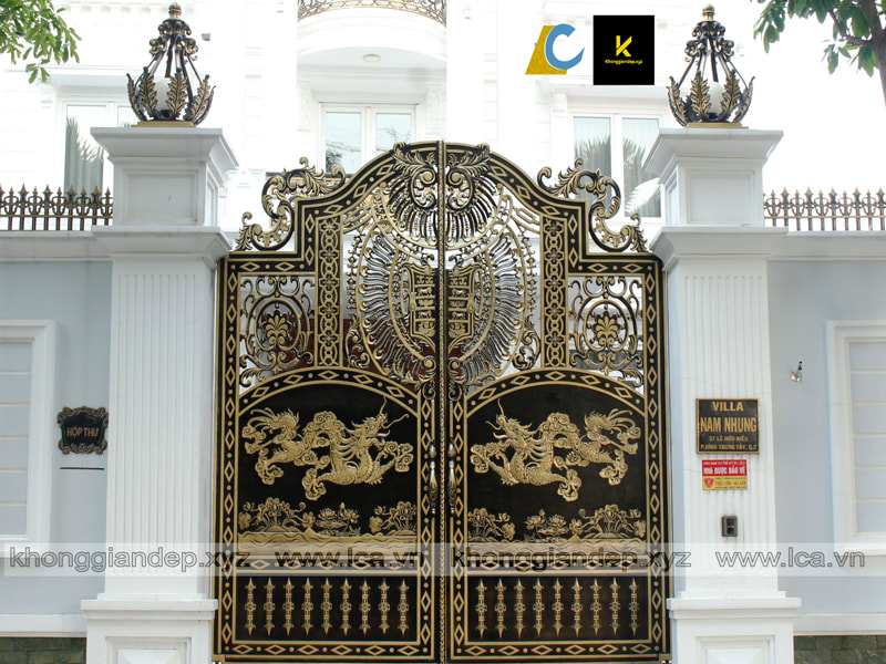 Mẫu cổng biệt thự đẹp cổng nhôm đúc cao cấp mang phong cách của 2 nền văn hoá Á- Âu